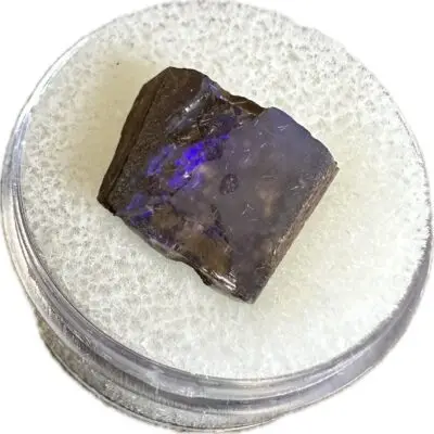 Opal, boulder Australia, flash